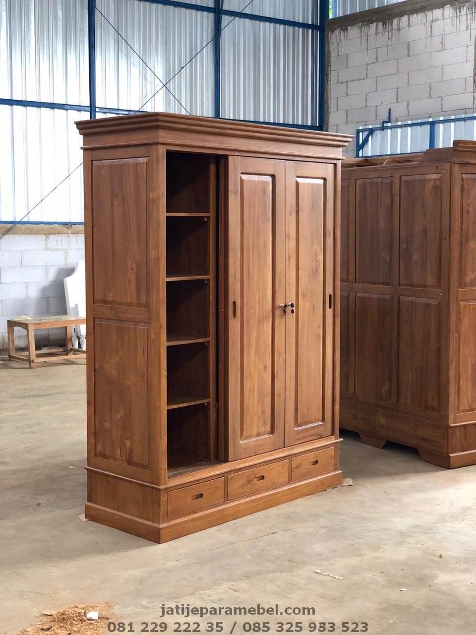 Lemari Pakaian 3 Pintu